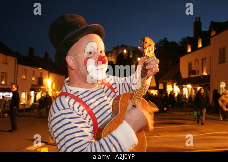 Clown participant au festival annuel des chandelles Summerset Dunster Banque D'Images