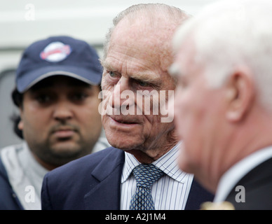 Son Altesse Royale le prince Philip s'entretient sur les rues de Balsall Heath, Birmingham, au cours d'une visite à la zone touchée en 2005 Tornade Banque D'Images