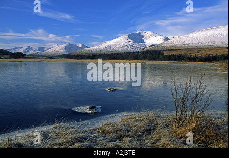 Un hiver froid vue du Loch Tulla mont noir Highlalnld avec Ecosse montagne enneigé Stob Ghabhar (R) dans l'arrière-plan. Banque D'Images