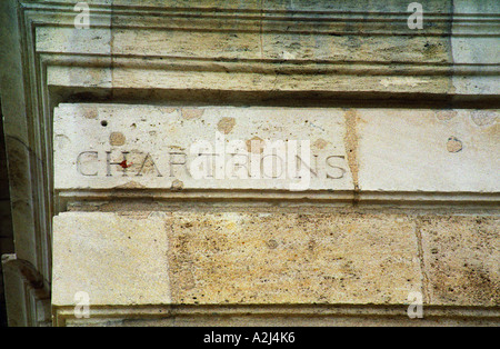 Une ancienne plaque de rue sculpté dans la pierre sur un bâtiment à Bordeaux : Chartrons' signifiant "Quai des Chartrons, qui utilisé pour être le centre de la commerce du vin. Ville de Bordeaux, Gironde Aquitaine France Europe Banque D'Images