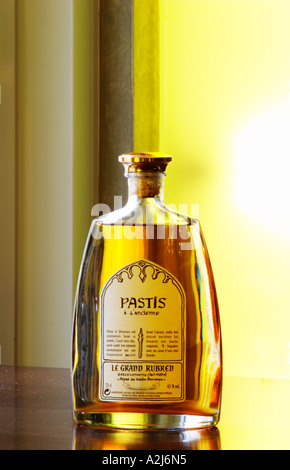 A l'ancienne Pastis pastis, comme dans les temps anciens, le Grand Rubren, Barcelonnette, Alpes de Haute-Provence Le pastis est un esprit des boissons à saveur de l'alcool avec des herbes telles que l'anis étoilé (badiane, anis étoilé etoile) et d'autres épices. Il est parfois appelé pastis absinthe ou absinthe. Il est servi dans un grand verre avec de la glace et de vous verser de l'eau sur elle. Il est nuageux voie lactée quand l'eau est ajoutée. C'est une boisson apéritif en Provence Sud de la France. Banque D'Images