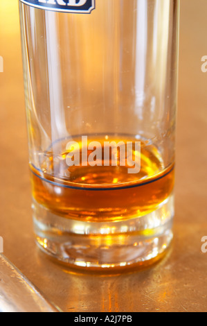 Un verre de pastis 45 Ricard sur un bar zinc dans un café à Paris. Partie d'une série de photos montrant que lorsque vous ajoutez de la glace et l'eau la boisson devient trouble voie lactée Le pastis est un esprit des boissons à saveur de l'alcool avec des herbes telles que l'anis étoilé (badiane, anis étoilé etoile) et d'autres épices. Il est parfois appelé pastis absinthe ou absinthe. Il est servi dans un grand verre avec de la glace et de vous verser de l'eau sur elle. Il est nuageux voie lactée quand l'eau est ajoutée. C'est une boisson apéritif en Provence Sud de la France. Banque D'Images