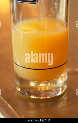 Un verre de pastis 45 Ricard sur un bar zinc dans un café à Paris. Partie d'une série de photos montrant que lorsque vous ajoutez de la glace et l'eau la boisson devient trouble voie lactée Le pastis est un esprit des boissons à saveur de l'alcool avec des herbes telles que l'anis étoilé (badiane, anis étoilé etoile) et d'autres épices. Il est parfois appelé pastis absinthe ou absinthe. Il est servi dans un grand verre avec de la glace et de vous verser de l'eau sur elle. Il est nuageux voie lactée quand l'eau est ajoutée. C'est une boisson apéritif en Provence Sud de la France. Banque D'Images