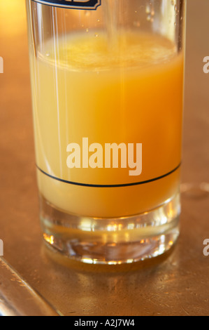 Un verre de pastis 45 Ricard sur un bar zinc dans un café à Paris. Partie d'une série de photos montrant que lorsque vous ajoutez de la glace et l'eau la boisson devient trouble voie lactée Le pastis est un esprit des boissons à saveur de l'alcool avec des herbes telles que l'anis étoilé (badiane, anis étoilé etoile) et d'autres épices. Il est parfois appelé pastis absinthe ou absinthe. Il est servi dans un grand verre avec de la glace et de vous verser de l'eau sur elle. Il est nuageux voie lactée quand l'eau est ajoutée. C'est une boisson apéritif en Provence Sud de la France. Banque D'Images