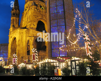 Décorations de Noël au crépuscule près de Gedachtniskirche Berlin Allemagne Banque D'Images