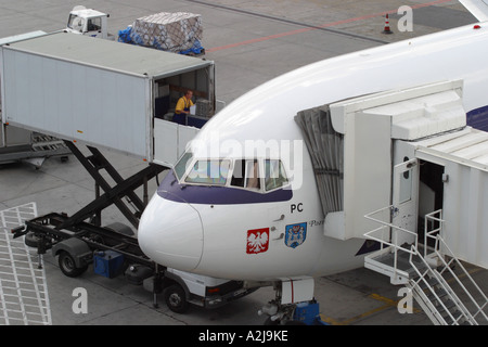 Vol Avion de repas restauration d'être chargés à bord d'un Boeing 767 Banque D'Images