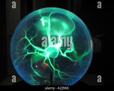 Une décharge électrique de l'électricité statique à partir d'une sphère chargée dans une boule de plasma Banque D'Images