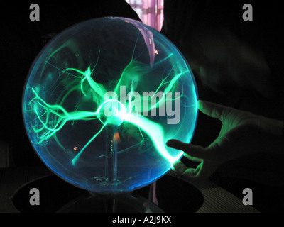 Une décharge électrique de l'électricité statique à partir d'une sphère chargée dans une boule de plasma Banque D'Images