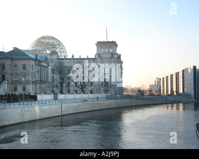 Vue arrière du Reichstag Berlin Allemagne avec Spree Banque D'Images