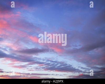 Ciel avec nuages colorés au crépuscule Banque D'Images