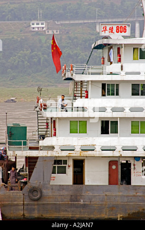 Chine Yangtze River remorqueur chinois battant pavillon de la République populaire de Chine traverse la rivière Yangtze Banque D'Images