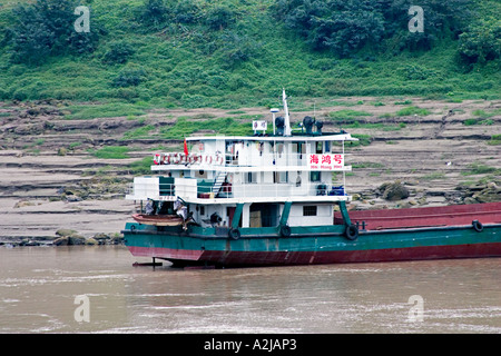 Chine Yangtze River remorqueur chinois battant pavillon de la République populaire de Chine traverse la rivière Yangtze Banque D'Images