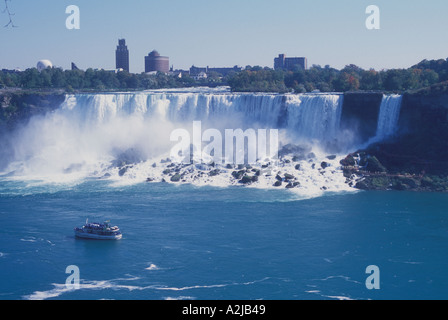 Du côté américain de Niagara Falls comme vu de Canada Le bateau d'excursion de jeune fille de la Brume passe par Banque D'Images