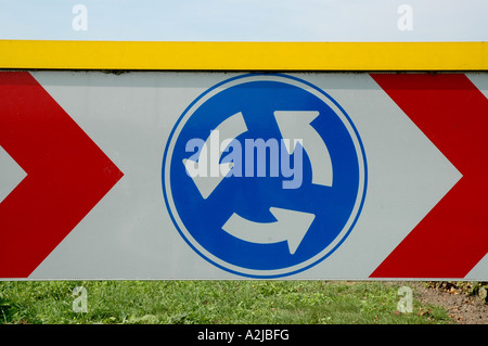 Le panneau de signalisation indiquant le sens du déplacement à petit rond-point (à droite) Banque D'Images