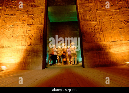 L'Afrique, l'Egypte, Assouan, Philae, ensemble du Temple de Philae, dédié à la déesse Isis, hiéroglyphes sur les murs des temples, tour group Banque D'Images