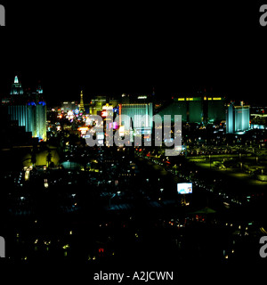 Vue sur le Strip de Las Vegas de nuit vu de l'hôtel Mandalay Bay. Banque D'Images