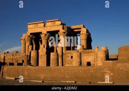 AF, l'Égypte, Kom Ombo. Lits 1 Temples de Kom Ombo. Sur la gauche est dieu Haroeris, et à droite est dieu Sobek. Banque D'Images