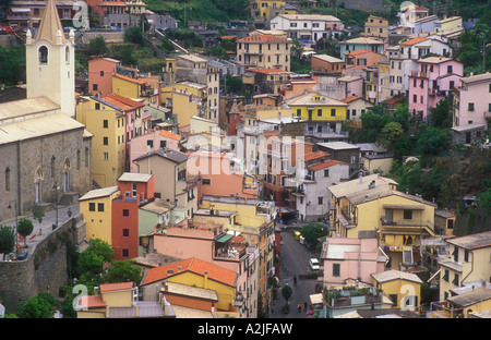 L'ITALIE, Ligurie, Riomaggiore, Cinque Terre Riomaggiore village de pêcheurs avec des maisons multicolores perché sur une falaise face à la se Banque D'Images