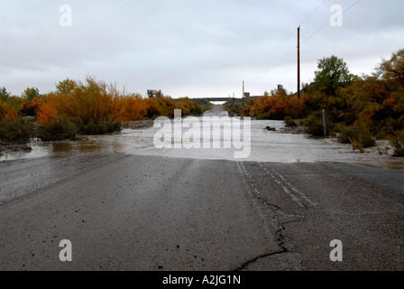 Une route dans la petite ville de Green River, Utah, USA. L'autoroute Interstate / 70 dans la distance. Banque D'Images