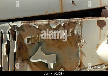 Camion Chevrolet abandonné avec l'écaillage de la peinture et de la rouille, sur les rives de la mer de Salton. Banque D'Images