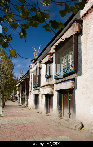 Rangée de maisons traditionnelles dans la ville de Gyantse dans la région autonome du Tibet en Chine Banque D'Images