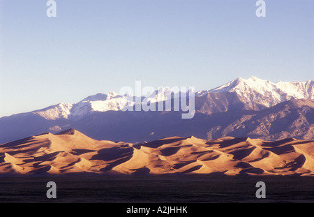 USA Colorado Great Sand Dunes National Park avec dunes de sable des montagnes Sangre de Cristo au lever du soleil Banque D'Images