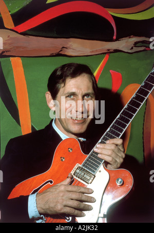 CHET ATKINS US musicien country est né le 20 juin 1924 et décédé le 30 juin 2001 vu ici avec sa guitare Gretsch Banque D'Images