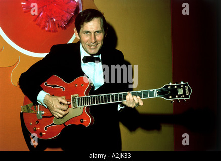 CHET ATKINS US musicien country est né le 20 juin 1924 et décédé le 30 juin 2001 ici avec sa guitare Gretsch Banque D'Images