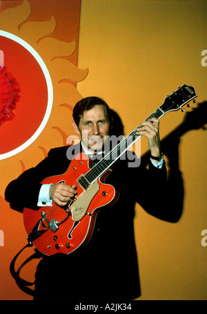 CHET ATKINS US musicien country est né le 20 juin 1924 et décédé le 30 juin 2001 ici avec sa guitare Gretsch Banque D'Images