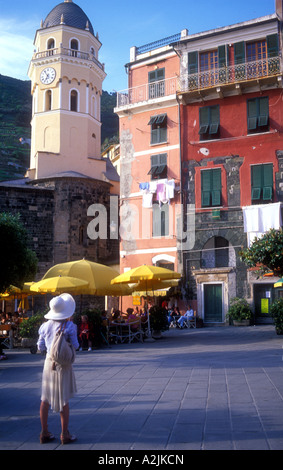 Italie Cinque Terre Ligurie Vernazza touriste Piazza Guglielmo Marconi Banque D'Images