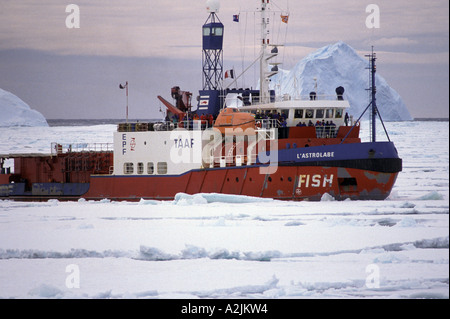 L'antarctique. Navire 'Alimentation' Astrolabe briser la glace Banque D'Images