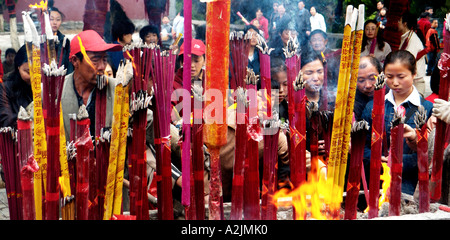 L'Asie, la Chine. En faisant des offrandes d'encens à un 1000 Montagne de Bouddha (Qian Fo Shan) temple de Jinan (province du Shandong). Banque D'Images