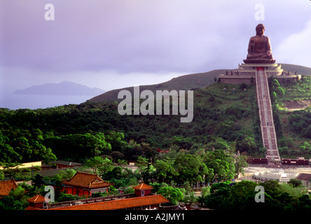 Bouddha de Lantau est assis au sommet d'une colline à côté de monastère Po Lin, fondée en 1905. Banque D'Images