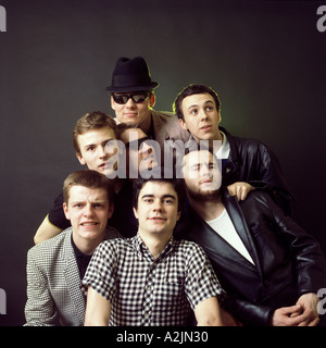 MADNESS UK rock band populaire dans les années 80 avec le chanteur Suggs en bas à gauche Banque D'Images