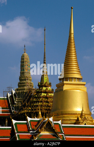 Wat Phra Kaew toits, Grand Palace, Bangkok. Doté d''Phra Sri Rattana Chedi, Phra Mondop, et le Prasat Phra Thep Bidorn Banque D'Images