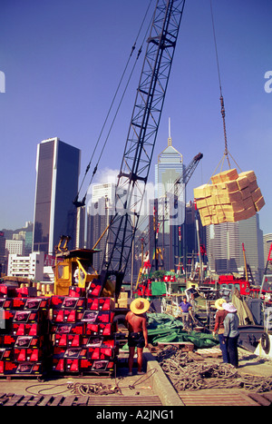 Le déchargement des biens de consommation de la Chine continentale au Causeway Bay Zone de manutention du fret à Hong Kong. Banque D'Images