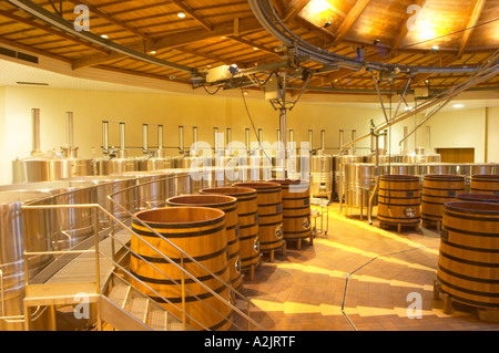 La cave avec sol en bois et cuves de fermentation en acier inoxydable. Il est construit dans une conception circulaire et fabriqués à partir de bois de châtaignier pour combattre les insectes, Maison Louis Jadot Beaune, Côte Côte d ou Bourgogne Bourgogne France Bourgogne français Europe European Banque D'Images