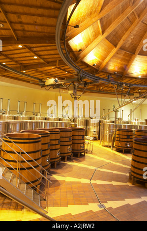 La cave avec sol en bois et cuves de fermentation en acier inoxydable. Il est construit dans une conception circulaire et fabriqués à partir de bois de châtaignier pour combattre les insectes, Maison Louis Jadot Beaune, Côte Côte d ou Bourgogne Bourgogne France Bourgogne français Europe European Banque D'Images