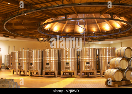 La cave avec sol en bois et cuves de fermentation en acier inoxydable. Il est construit dans une conception circulaire et fabriqués à partir de bois de châtaignier pour lutter contre les insectes et les fûts de chêne, Maison Louis Jadot Beaune, Côte Côte d ou Bourgogne Bourgogne France Bourgogne français Europe European Banque D'Images