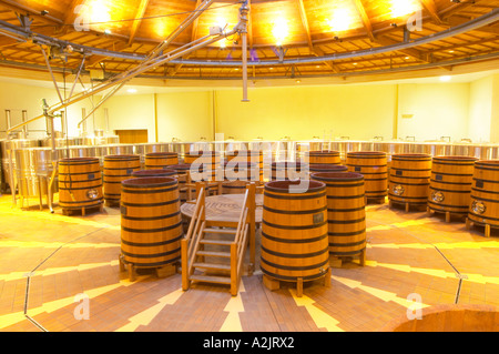 La cave avec sol en bois et cuves de fermentation en acier inoxydable. Il est construit dans une conception circulaire et fabriqués à partir de bois de châtaignier pour combattre les insectes, Maison Louis Jadot Beaune, Côte Côte d ou Bourgogne Bourgogne France Bourgogne français Europe European Banque D'Images