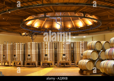 La cave avec sol en bois et cuves de fermentation en acier inoxydable. Il est construit dans une conception circulaire et fabriqués à partir de bois de châtaignier pour lutter contre les insectes et les fûts de chêne, Maison Louis Jadot Beaune, Côte Côte d ou Bourgogne Bourgogne France Bourgogne français Europe European Banque D'Images