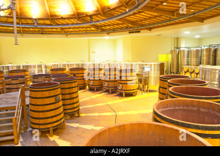 La cave avec sol en bois et cuves de fermentation en acier inoxydable. Il est construit dans une conception circulaire et fabriqués à partir de bois de châtaignier pour combattre les insectes, Maison Louis Jadot Beaune, Côte Côte d ou Bourgogne Bourgogne France Bourgogne français Europe European Banque D'Images