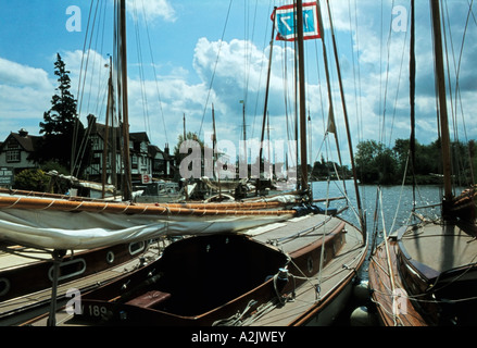 Les croiseurs et les yachts traditionnels Broads Horning Norfolk Norfolk rivière Bure Angleterre Grande-Bretagne Banque D'Images