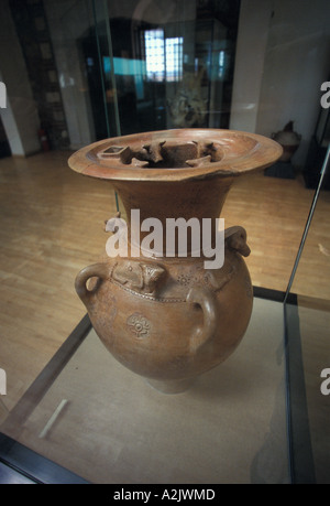 L'Europe, la Turquie, Ankara, Musée des civilisations anatoliennes, poterie jub avec bull adornment Banque D'Images