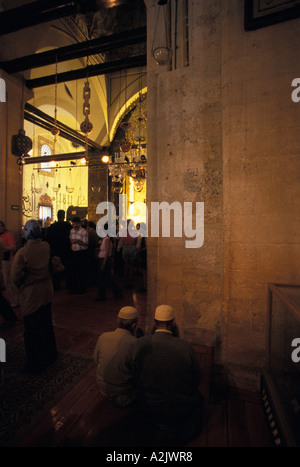 L'Europe, la Turquie, Konya Mevlana Tekkesi - Musée des Derviches Tourneurs, adeptes de la secte, prier à l'intérieur museum Banque D'Images