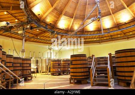 La cave avec sol en bois et cuves de fermentation en acier inoxydable. Il est construit dans une conception circulaire et fabriqués à partir de bois de châtaignier pour combattre les insectes, Maison Louis Jadot Beaune, Côte Côte d ou Bourgogne Bourgogne France Bourgogne français Europe European Banque D'Images