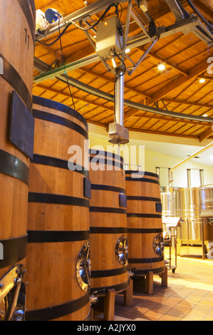 La cave avec des cuves de fermentation en bois. Il est construit dans une conception circulaire et fabriqués à partir de bois de châtaignier pour combattre les insectes, Maison Banque D'Images