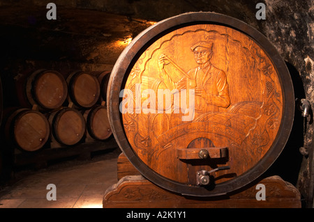 Tva de stockage en bois avec le vieillissement du vin dans la cave de Guigal à Ampuis. La fin de la tva est sculpté d'un portrait d'Etienne Guigal, le fondateur de la Maison GUIGAL wine company, lui montrant le prélèvement d'un échantillon de vin avec une pipette. La TVA est toujours en usage pour la conservation du vin. E Domaine Guigal, Ampuis, Côte Rôtie, Rhône, France, Europe Banque D'Images