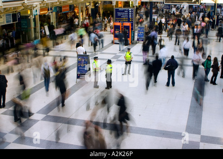 Les frontaliers et les policiers dans le hall principal de la gare de Liverpool Street London UK Banque D'Images