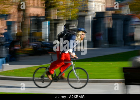 Cycliste à raison de Belfast City Hall Banque D'Images